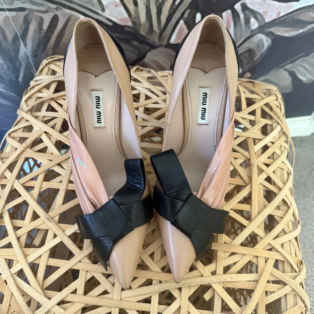 Miu Miu Patent Leather Bow Pointed Toe high heel Pumps two tone size EU 38 US 8